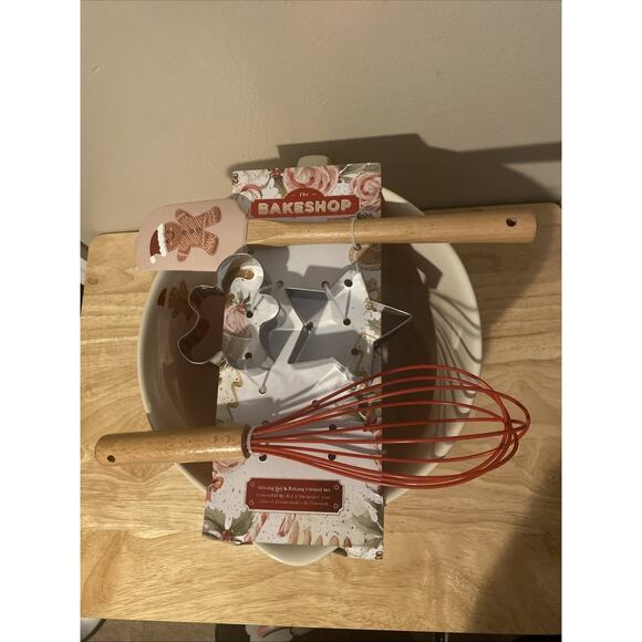 THE BAKESHOP Gingerbread Christmas Mixing POURING BOWL 5 Piece Set New - Picture 2 of 13